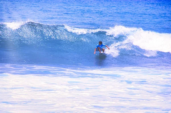 Hossegor França Fevereiro Circa 2019 Surfista Não Identificado Apanhando Cavalgando — Fotografia de Stock