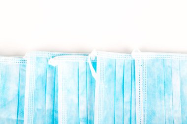 Bir demet mavi cerrah maskesi, covid 19 için kullanılır. Bulaşıcı virüse ve kirliliğe karşı. Beyaz arka plan. Boşluğu kopyala