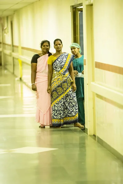 Puducherry India Maart Circa 2020 Boom Indiaanse Vrouwen Wachten Gang — Stockfoto