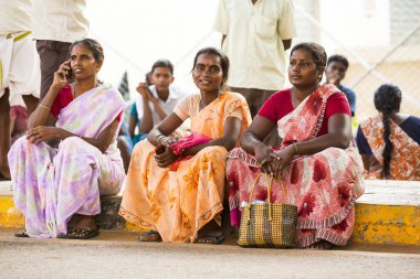 Puducherry, Tamil Nadu, Hindistan - Mart 2020. Bir devlet hastanesi girişi. İnsanlar içeri girmek için bekliyor, yerde oturuyor, hiç bir sosyal uzaklık olmadan..