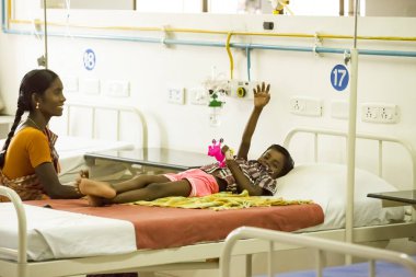 PUDUCHERRY, İNDİYA - Mart Meydanı, 2020. Annesiyle Hintli çocuk, Coronavirus covid-19 hastaları karantina odası hastanesinde.