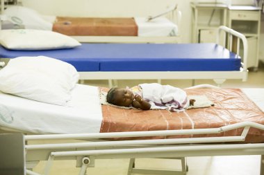 PUDUCHERRY, İNDİYA - Mart Meydanı, 2020. Hintli bebek yetişkin yatağında uyuyor, hasta Coronavirus covid-19 karantina odası hastanesinde.