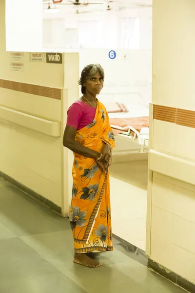Puducherry India Maart Circa 2020 Een Indiaanse Vrouw Wachtend Gang — Stockfoto