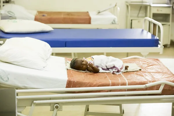 Puducherry India Maart Circa 2020 Indiase Baby Slaapt Volwassen Bed — Stockfoto