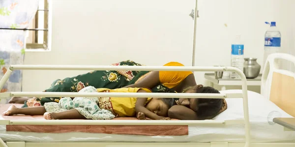 Puduchery India March Circa 2020 母親とインドの子供 感染患者コロナウイルスは隔離室の病院でCovid — ストック写真