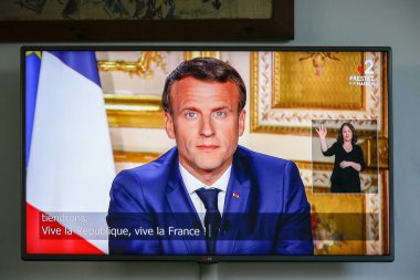 PARIS, FRANSA - 12 Nisan 2020. Emmanuel Macron, Başkan, canlı yayında Fransızlarla konuşuyor, Covid 'i zapt etmek için 11 Mayıs' a kadar tecridin uzatıldığını duyurdu ve dışarı çıkmadan önce aşı, test ve tedavi kullanmayı planlıyor..