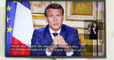 PARIS, FRANSA - 12 Nisan 2020. Emmanuel Macron, Başkan, canlı yayında Fransızlarla konuşuyor, Covid 'i zapt etmek için 11 Mayıs' a kadar tecridin uzatıldığını duyurdu ve dışarı çıkmadan önce aşı, test ve tedavi kullanmayı planlıyor..