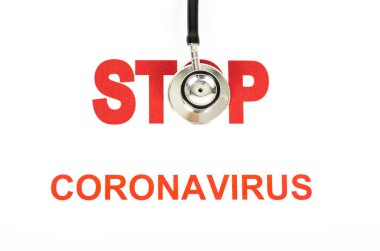 Roman Covid-19, Çin 'den Wuhan virüsü konsepti. Beyaz zemin üzerinde kırmızı harflerle kırmızı harflerle Coronavirus metni. Uzayı kopyala Steteskopla.