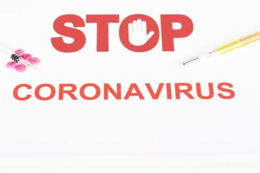 Roman Covid-19, Çin 'den Wuhan virüsü konsepti. Beyaz zemin üzerinde kırmızı harflerle kırmızı harflerle Coronavirus metni. Uzayı kopyala Termometre hapları, şırınga....