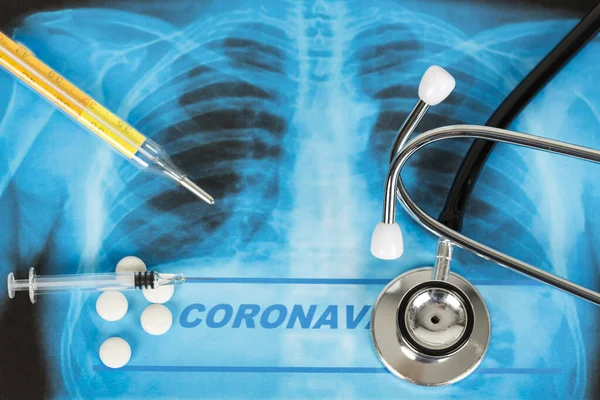 小说Covid 武汉病毒概念来自中国 带有听诊器 白喉疫苗和温度计的肺放射科蓝色图像背景中的结肠病毒 — 图库照片