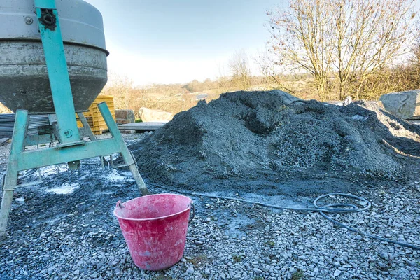 Cement Machine Close Bunch Gravel Stones Red Bucket Water Construction — Stock Photo, Image