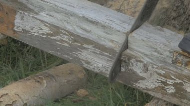 Gelecekteki bir ev için testere ile odun keserken dostum. Talaş ve odun yığını içinde geçmiş, zaman atlamalı, 4k bir sürü