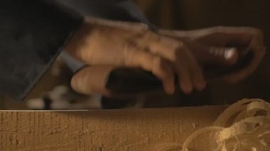 Tahtaya kötek bir kalem, berabere, atölye ustası iş aleti ile ana marangoz yapar.