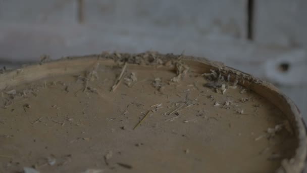 Trabajador vierte clavos oxidados sobre la mesa en un taller en la granja de madera casa rural pared . — Vídeos de Stock