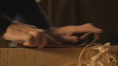 Tahtaya kötek bir kalem, berabere, atölye ustası iş aleti ile ana marangoz yapar.