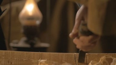 Tahtaya kötek bir kalem, berabere, atölye ustası iş aleti ile ana marangoz yapar.