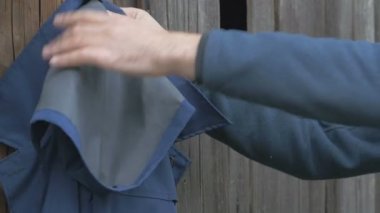 Bir adam girer ve kapatırsa, köyün 4 k bahçede onun soyunmak alır