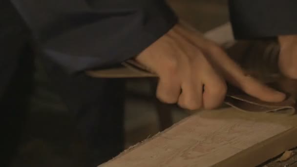 Maestro carpintero hace la cocción en el tablero con un lápiz, dibuja, herramienta de trabajo del artesano en el taller . — Vídeo de stock