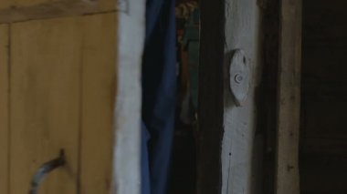 Patron adam kilidini açar kapı, metal kilit ve ahır, 4 k Oda girer