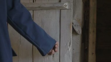 Patron adam kilidini açar kapı, metal kilit ve ahır, 4 k Oda girer