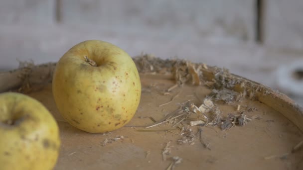Bauer schießt nach Feierabend Handschuh und legt ihn auf einen Holztisch in der Scheune, die Äpfel auf den Tisch, 4k — Stockvideo