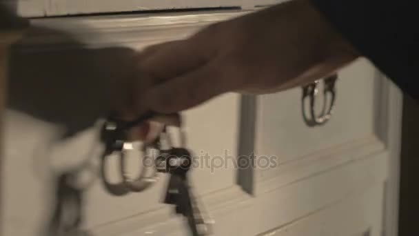 Armário de madeira elegante com gavetas abre com um homem-chave. Commode branco, vintage.4K — Vídeo de Stock