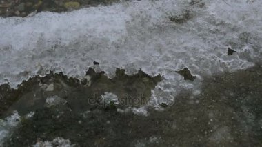 Kışın, güzel bir kristal açık su buz sahilinde alıştırma. Kışın buz erime ile su.