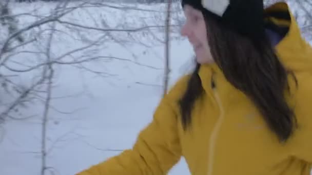 Vrouw Trek een slee met een kind in winter Park. Steadicam beweging, 4k — Stockvideo