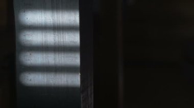 Çok dokunaklı ve duvar boyunca kayma el close-up. Tünelin sonunda ışık