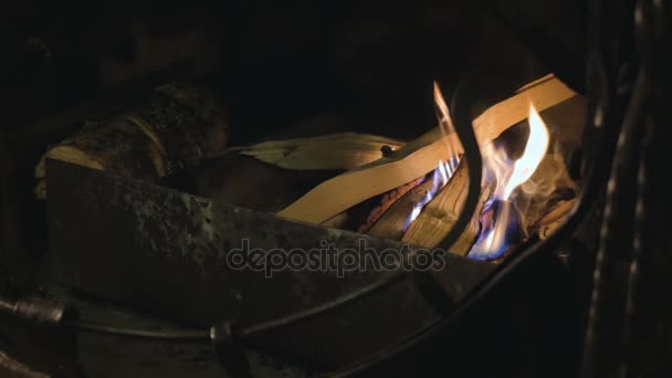 A mozgalom a láng, égő kandalló. A meleg barátságos tűz, egy égő tűz a kandallóban. Hangulatos hátteret. Shot 4k — Stock videók