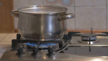 bir gaz soba pot Çorba pişirilir. suyu kaynar, bira. Güzel atış yumuşak odak ile.
