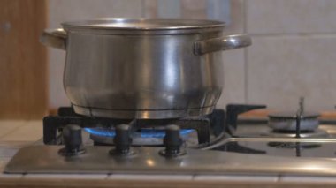 bir gaz soba pot Çorba pişirilir. suyu kaynar, bira. Güzel atış yumuşak odak ile.