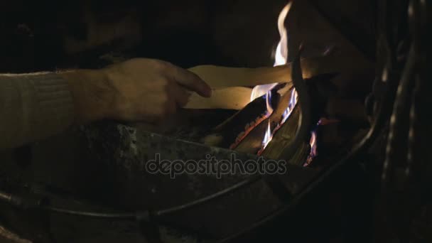Kalla händer varma brasan. En varm mysig eld, en brinnande eld i spisen. Mysiga bakgrund. Skott 4k — Stockvideo