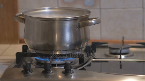 Auf einem Gasherd wird in der Topfsuppe gekocht. Die Brühe kocht, braut sich zusammen. Schöne Aufnahme mit weichem Fokus. — Stockvideo