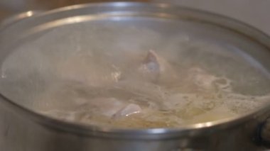 bir gaz soba pot Çorba pişirilir. suyu kaynar, bira. Güzel atış yumuşak odak ile.