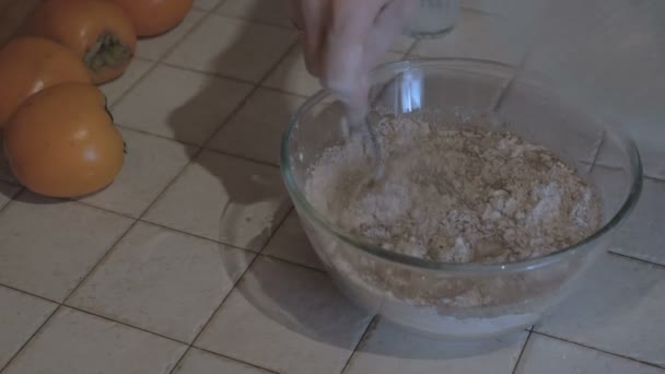 Dagasztani a tésztát a tálba, közelkép — Stock videók