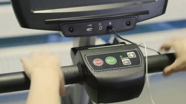 Fitness merkezinde velotrenazhery yandan. Yakın çekim