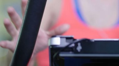 Fitness merkezinde velotrenazhery yandan. Yakın çekim