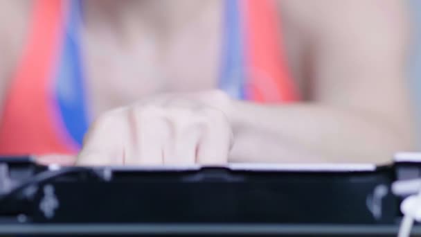 A mão em velotrenazhery no centro de fitness. Close-up — Vídeo de Stock