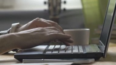 adam kahve ile laptop yazarak