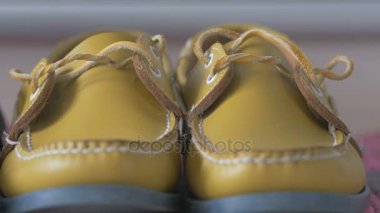 bir adam sarı oxfords yerden alır.