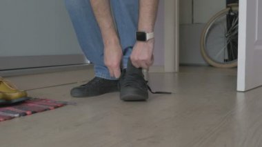Genç adam ayakkabı ayakkabı bağcığı bağlama