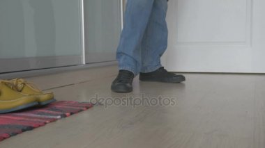 Genç adam ayakkabı ayakkabı bağcığı bağlama