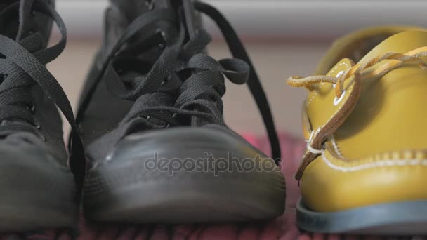 Sapatos close-up fechar o controle deslizante no chão — Vídeo de Stock