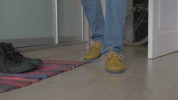 Junger Mann bindet Schnürsenkel in Schuhe — Stockvideo