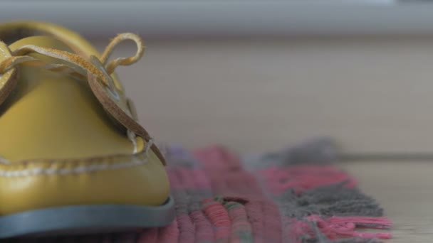 Обувь крупным планом закрыть ползунок на полу — стоковое видео