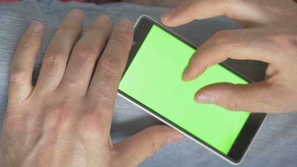 Homme utilisant téléphone avec écran vert. Tourné sur un appareil photo numérique en 4K, de sorte que vous pouvez facilement recadrer, tourner et zoomer, sans perdre de qualité, facile à suivre et à saisir . — Video