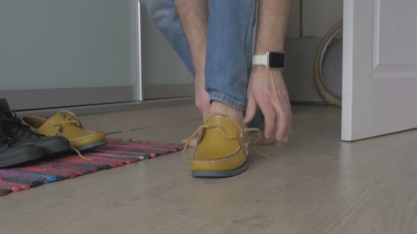 HOMBRE JOVEN TIENDO SHOELACES EN ZAPATOS — Vídeo de stock