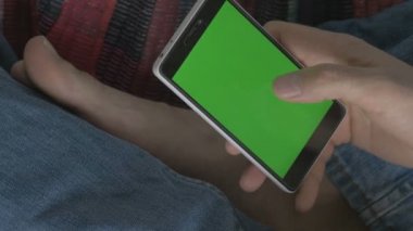 Telefon ile yeşil ekran kullanan adam. 4 k dijital fotoğraf makinelerinde vurdu, çok kolayca kırpma, döndürme ve büyütme, ezelî losing nitelik, kolay izleme ve anahtarlama.