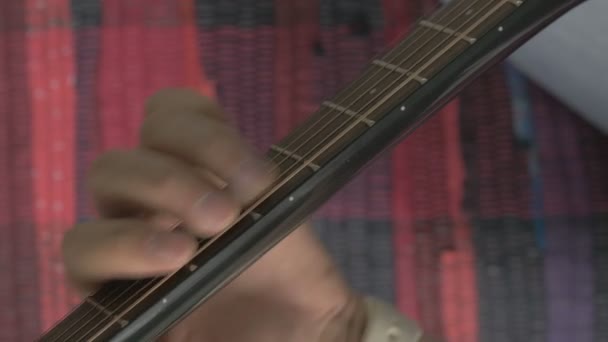 Corde di chitarra in primo piano. Un uomo gioca a gitare — Video Stock